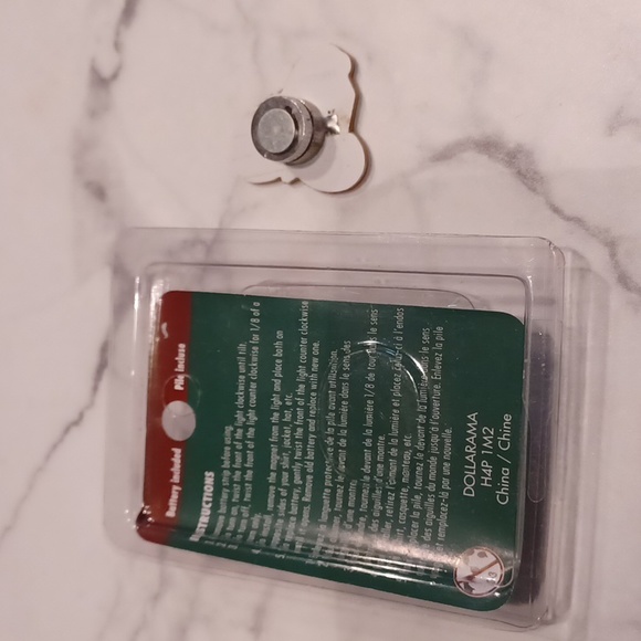 $4 Add-on Flashing Santa With Gift Pin - Magnetic Back - Picture 3 of 5